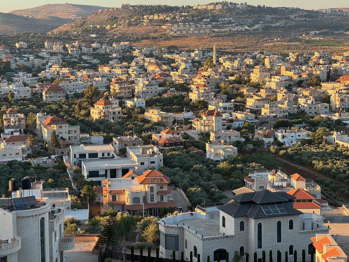 Huckabee e Carlson divergem sobre ataque de colonos a americano, e a imagem mostra uma vista residencial de Turmus Ayya, na Cisjordânia, localidade onde, segundo a família, o americano foi atacado em casa por colonos israelenses