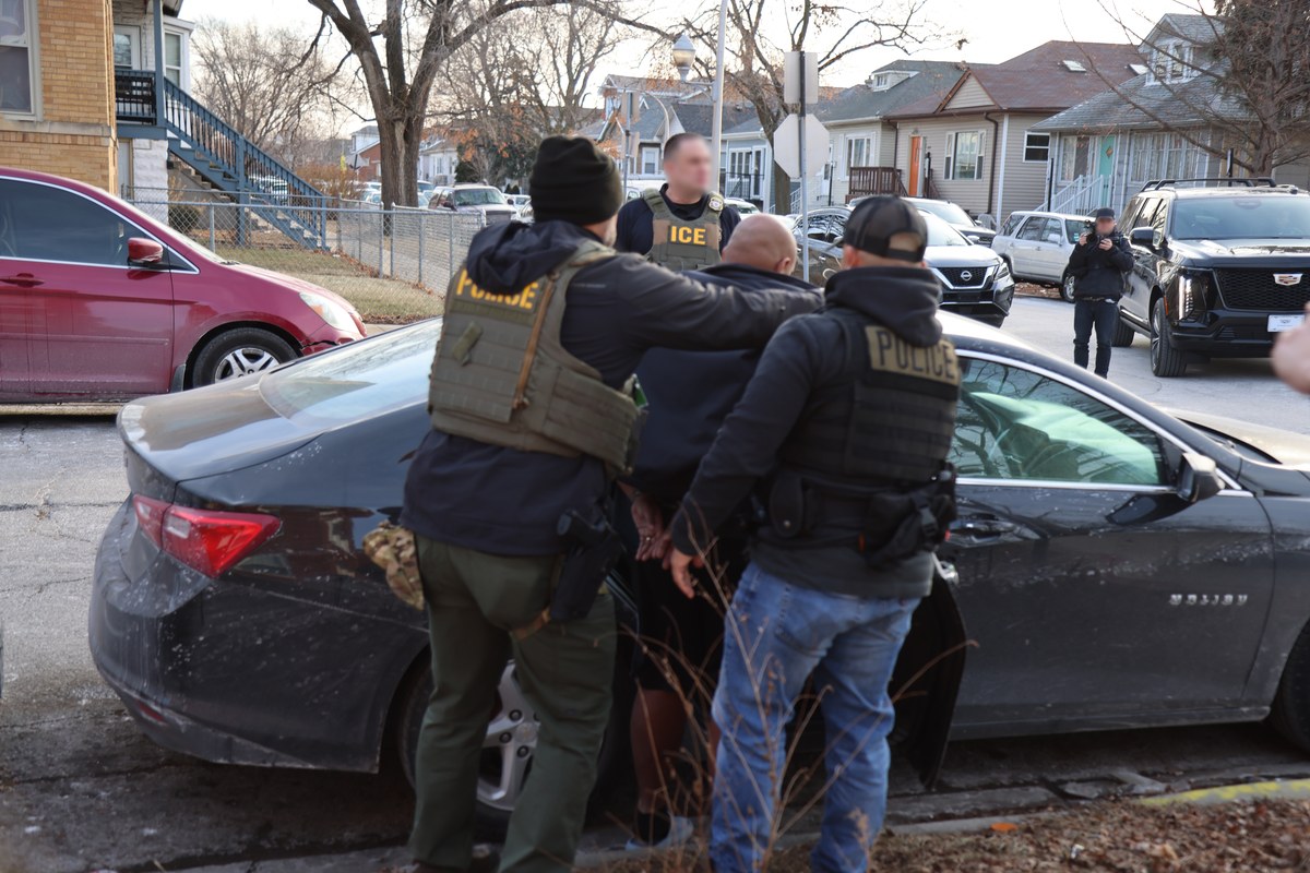 ICE prende migrante acusado de votar ilegalmente na Pensilvânia, segundo o Breitbart, e a imagem mostra agentes do ICE em operação de fiscalização em Chicago, em foto de arquivo