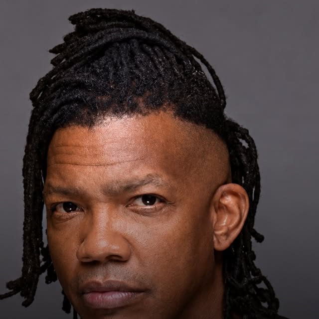 Arte do perfil Walk with God sobre a polêmica entre o pastor Nathan Mudd e o acusador de Michael Tait
