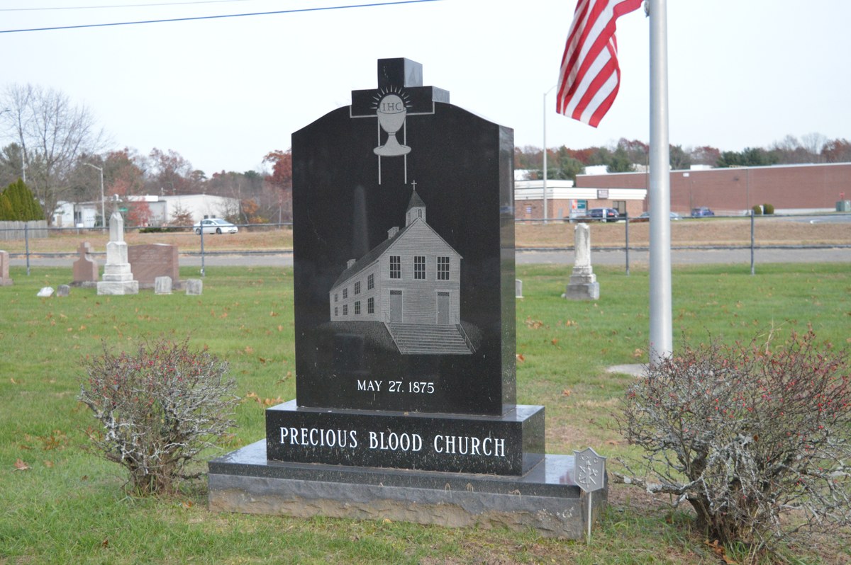 igreja de Ohio pega fogo horas após sinais de arrombamento, e a imagem mostra um memorial dedicado às vítimas de um incêndio histórico em uma igreja nos Estados Unidos, em referência à destruição que o fogo causa em templos
