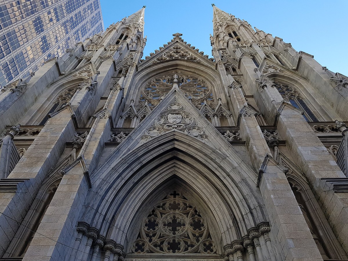 Igreja de St. Mary vende direitos aéreos em Manhattan, e a imagem mostra a Catedral de São Patrício, que detém o recorde de venda de direitos aéreos por uma igreja em Nova York