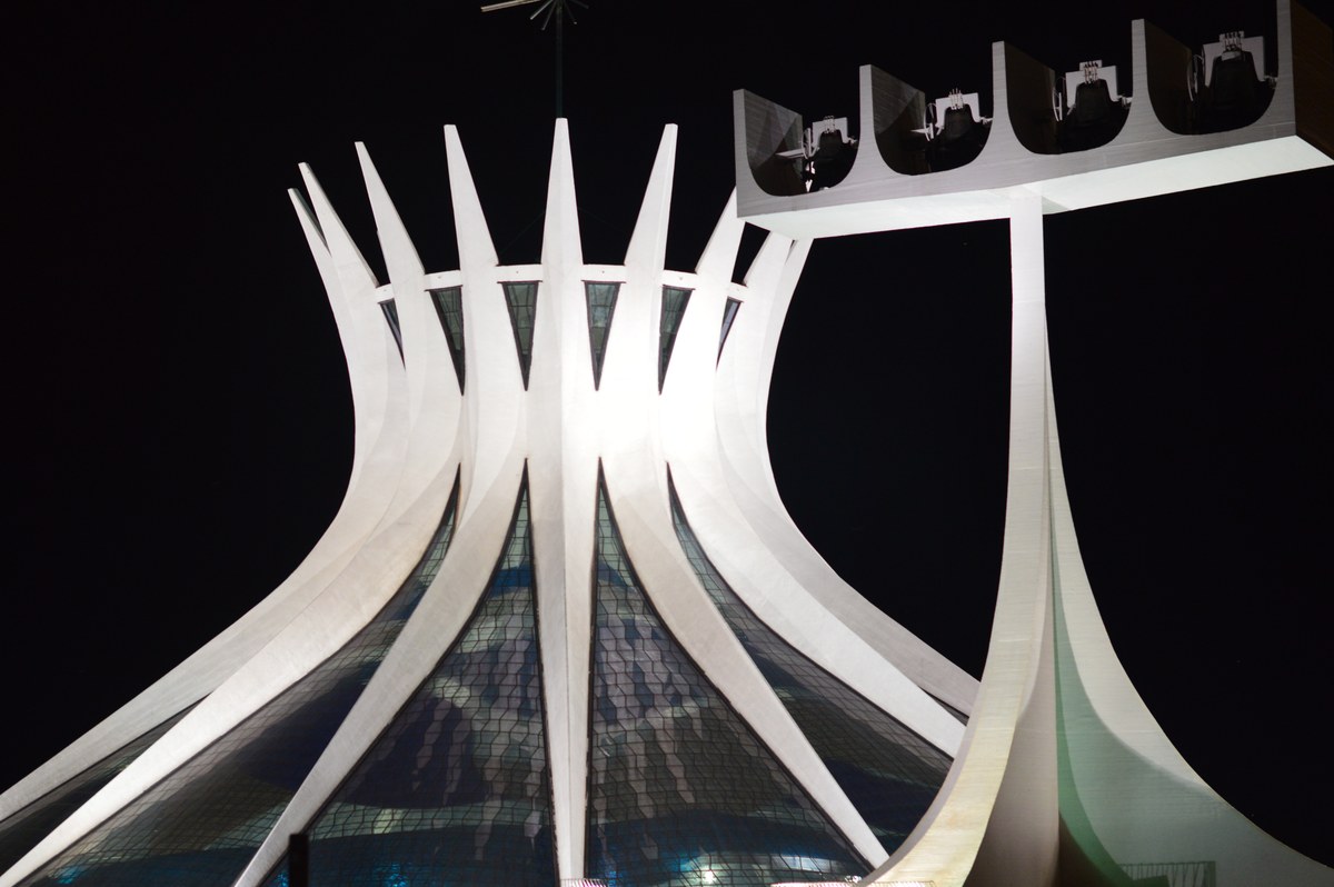 igreja em Brasília sofre ataque com pichações após eleições com frases ofensivas nas paredes, e a imagem mostra a Catedral de Brasília, símbolo da capital federal onde a congregação atacada está localizada