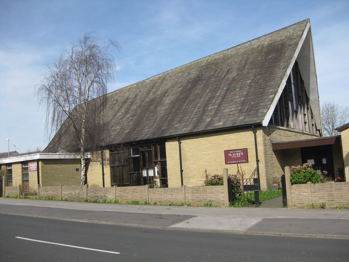 igreja reabre na Inglaterra após 15 anos fechada, e a imagem mostra a St. Luke's Church, em Swarcliffe, Leeds, em registro de abril de 2017, durante o período em que o templo permaneceu fechado