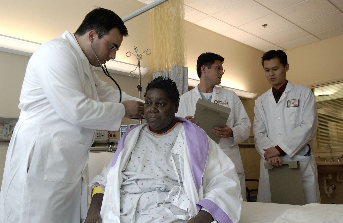 IMB busca professores e profissionais de saúde para missões no exterior, e a imagem mostra um médico examinando um paciente em atendimento de saúde, em foto ilustrativa de arquivo sobre o trabalho de profissionais de saúde