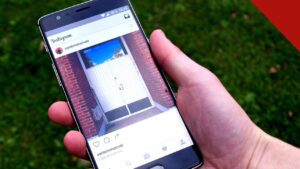Celular com o aplicativo do Instagram aberto, rede que testa vídeos de 90 minutos no Instagram no formato Features