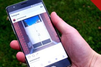 Celular com o aplicativo do Instagram aberto, rede que testa vídeos de 90 minutos no Instagram no formato Features
