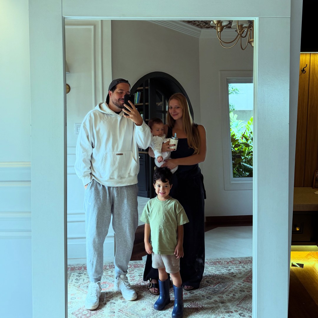 Isaias Saad com a esposa e os filhos em registro de família feito em casa