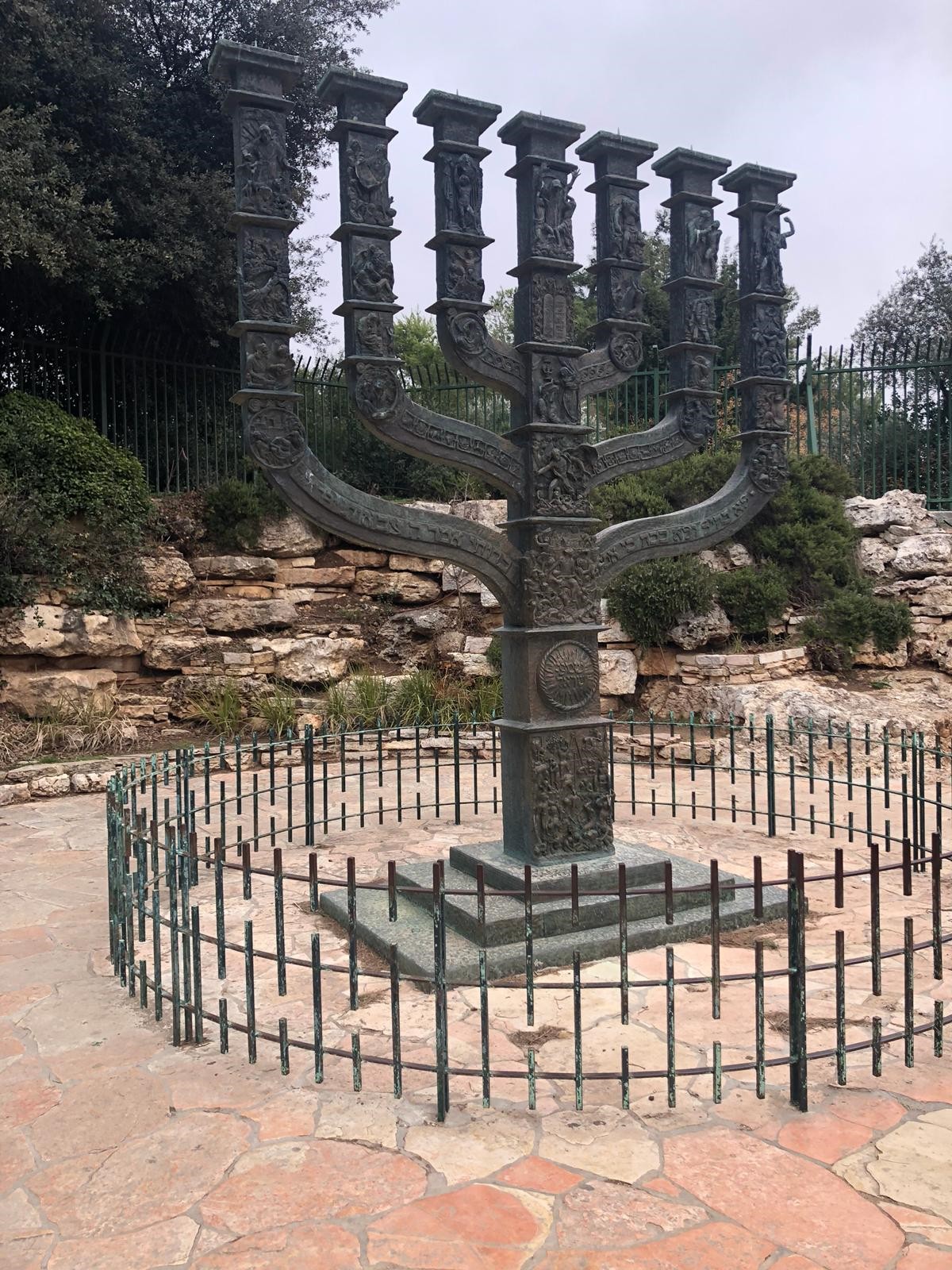 A Menorá diante da Knesset, o Parlamento de Israel, em Jerusalém
