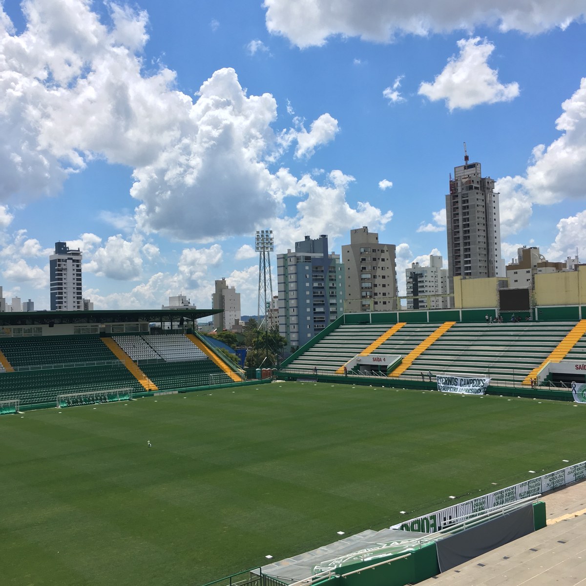 Jakson Follmann relembra como soube das mortes dos companheiros da Chapecoense, e a imagem mostra a Arena Condá, estádio da Chapecoense, em Chapecó