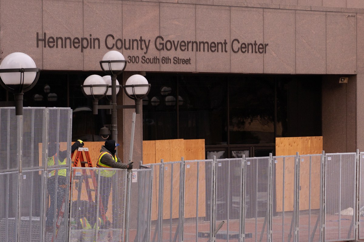 James O'Keefe reage a acusações criminais em Minnesota, e a imagem mostra o Centro de Governo do Condado de Hennepin, em Minneapolis, condado onde a primeira audiência do caso está marcada para 16 de novembro