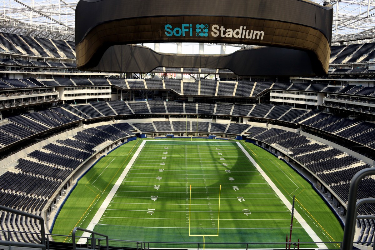 Palco de um grande estádio americano durante um show do intervalo com luzes e público