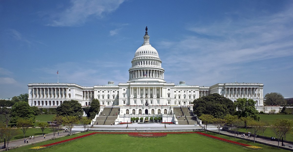 JD Vance fala sobre candidatura em 2028 e sobre ouvir Deus antes de decidir, e a imagem mostra o Capitólio dos Estados Unidos em Washington