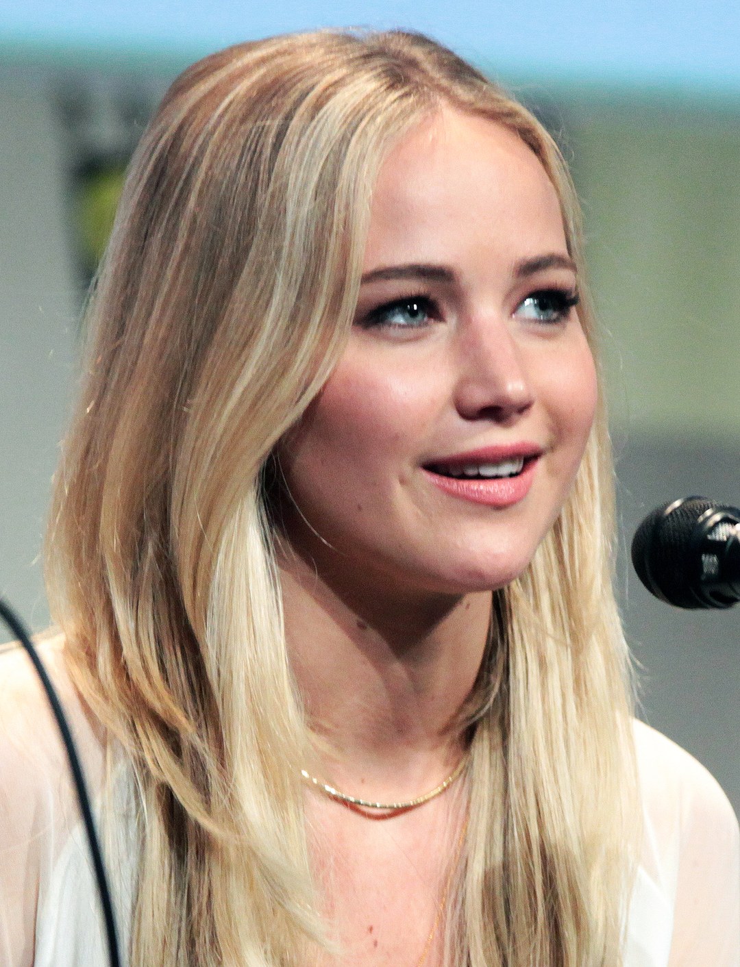 A atriz Jennifer Lawrence na San Diego Comic-Con, em matéria sobre a nova marca de Jennifer Lawrence