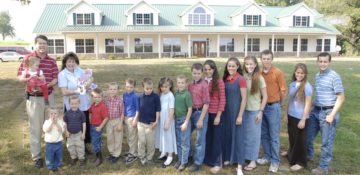 Jessa Duggar anuncia gravidez do sétimo filho, e a imagem mostra a família Duggar reunida em 2007, nos primeiros anos do programa 19 Kids and Counting