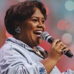 Cantora Jéssica Augusto sorrindo com microfone