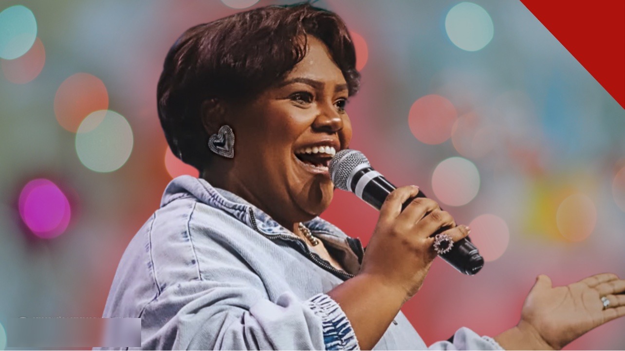 Cantora Jéssica Augusto sorrindo com microfone