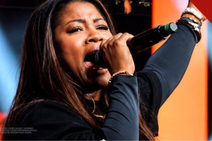 Cantora Joane Rodrigues cantando com microfone