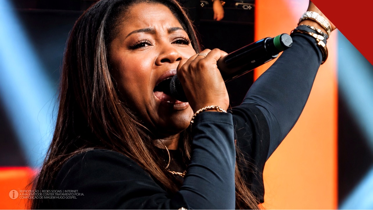 Cantora Joane Rodrigues cantando com microfone