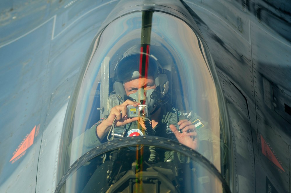 Jordânia bombardeia Estado Islâmico na Síria com caças da força aérea, e a imagem mostra um piloto de F-16 da Força Aérea da Jordânia