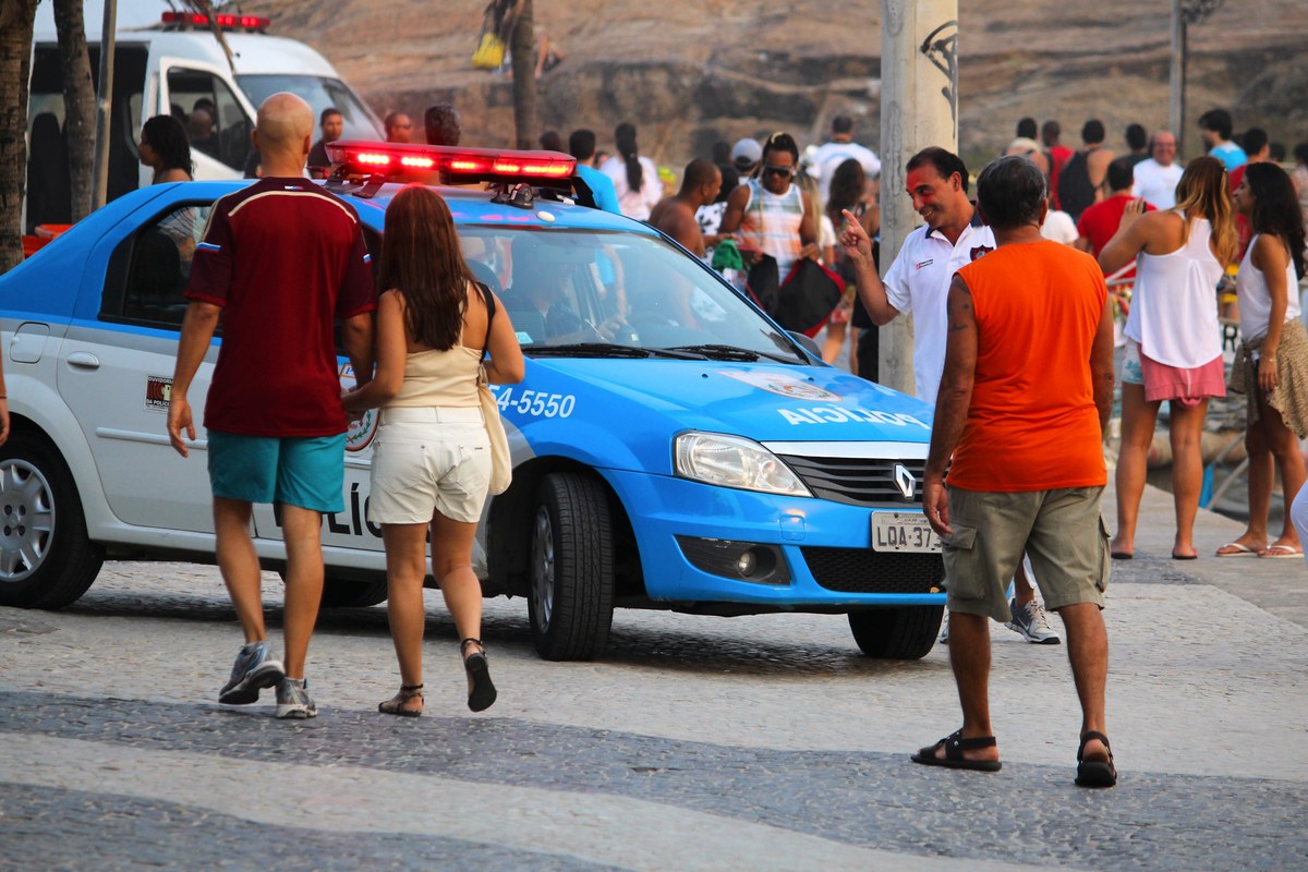 jovem é esfaqueada no pescoço no Rio Grande do Norte, e a imagem mostra uma viatura da polícia brasileira em patrulhamento em uma praia, em foto de arquivo, em referência à investigação conduzida pela Polícia Civil do estado