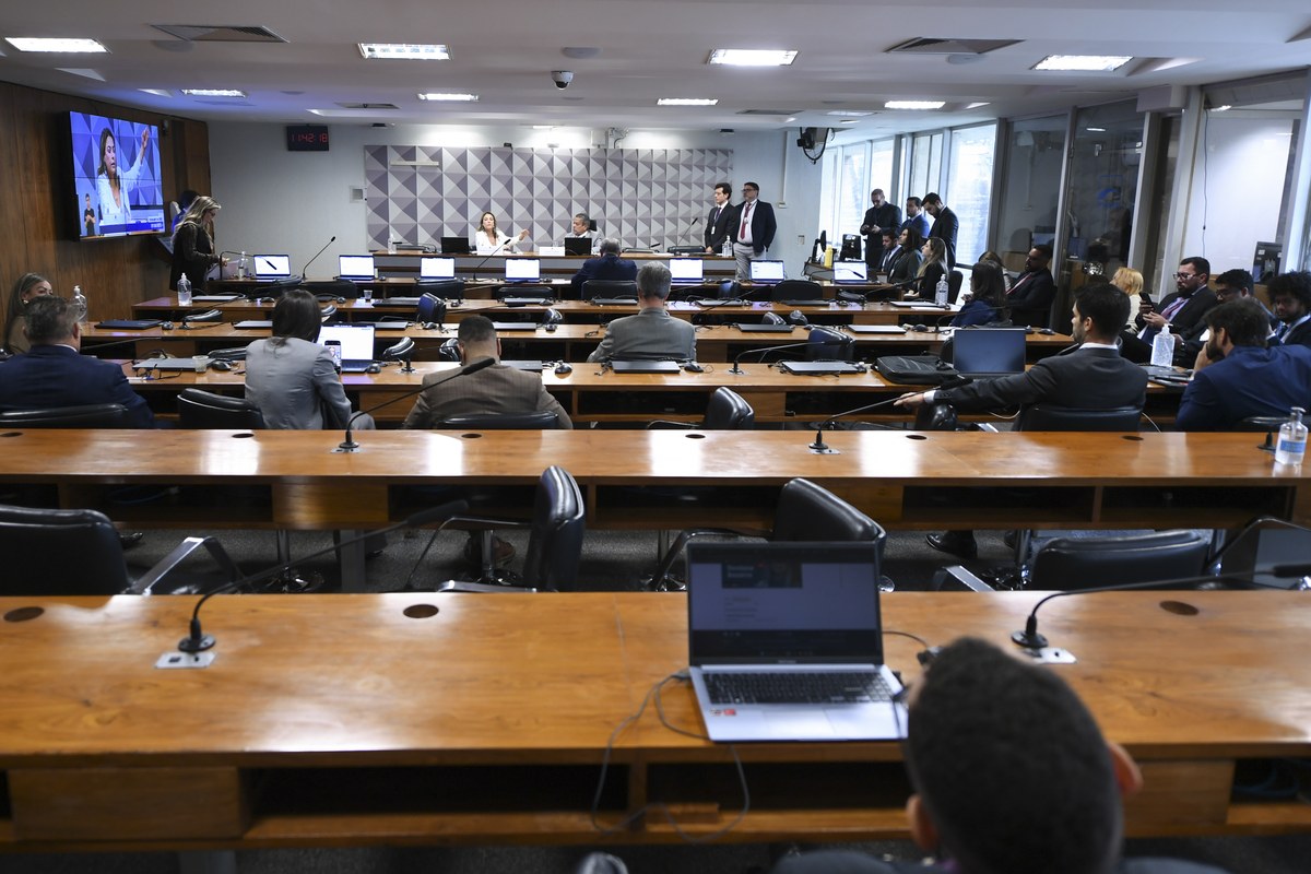 Justiça nega novo habeas corpus de Deolane Bezerra no TJSP, e a imagem mostra a sala de sessões de uma comissão parlamentar em Brasília, em registro de audiência pública