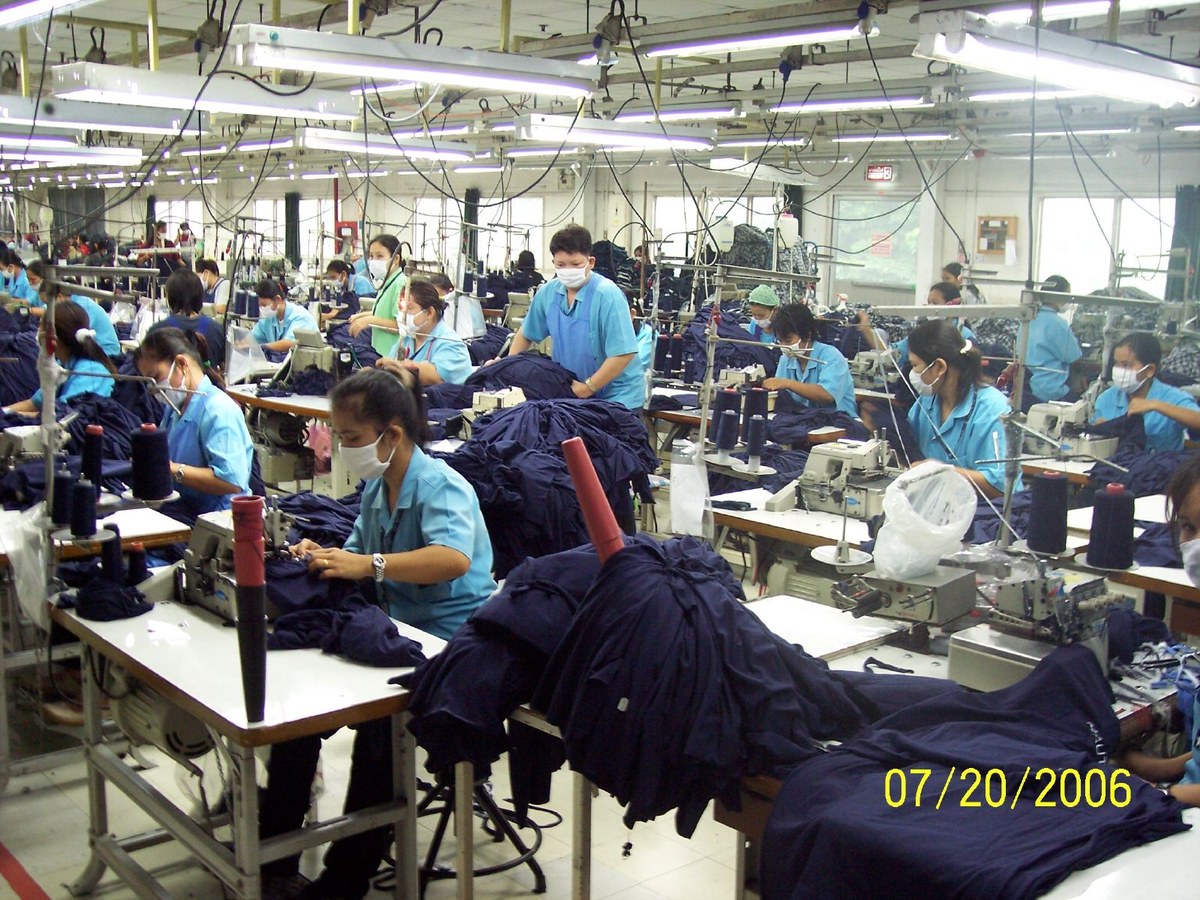 Karsten fecha fábrica em Ibirama após abrir unidade no Paraguai e reorganiza suas operações industriais, e a imagem mostra trabalhadoras em uma fábrica de roupas, em foto ilustrativa de arquivo sobre costura industrial