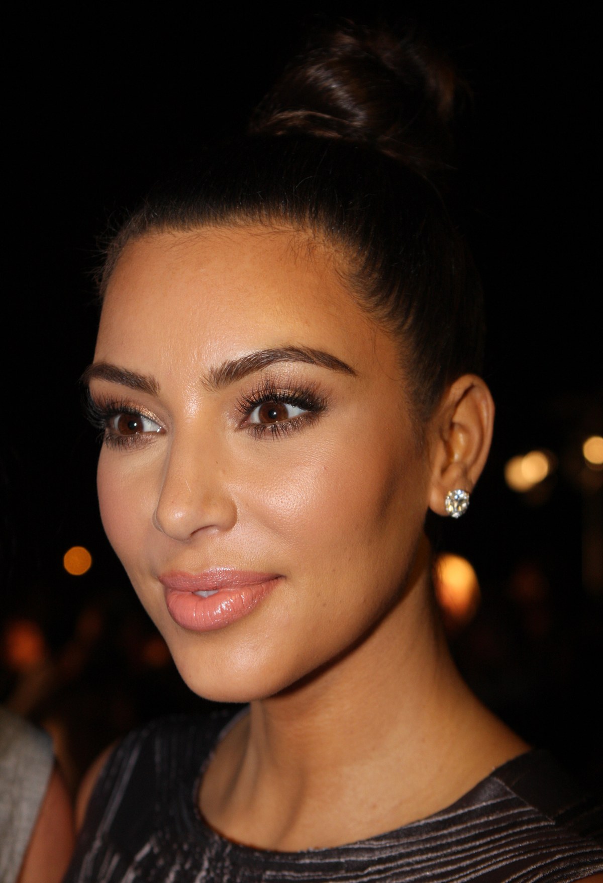 Kim Kardashian fala do fardo da coparentalidade com Kanye West, e a imagem mostra Kim Kardashian em retrato de 2012, do Wikimedia Commons