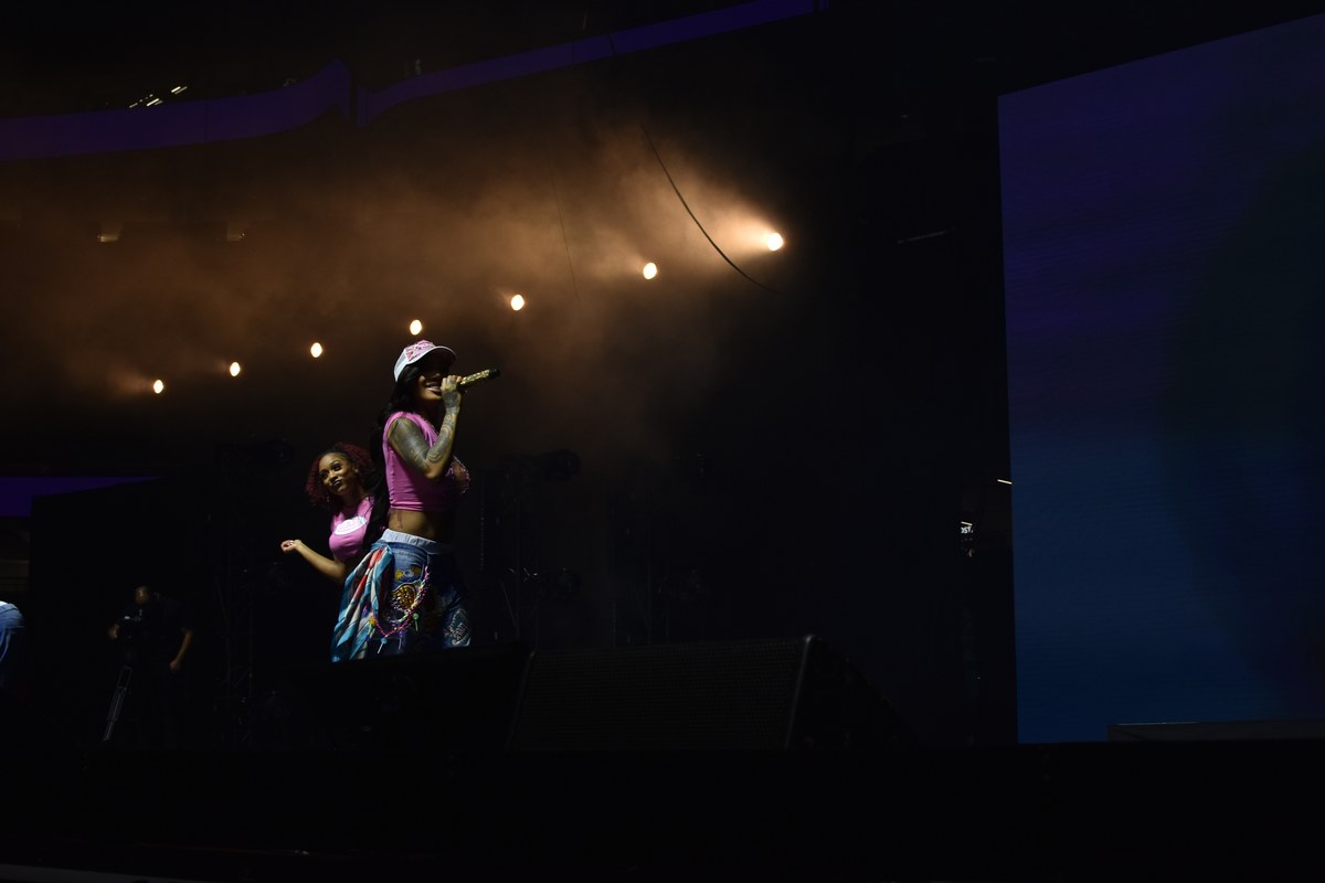 Kirk Franklin diz que críticas a GloRilla partem seu coração, e a imagem mostra a rapper GloRilla se apresentando no Essence Fest de 2025, nos Estados Unidos