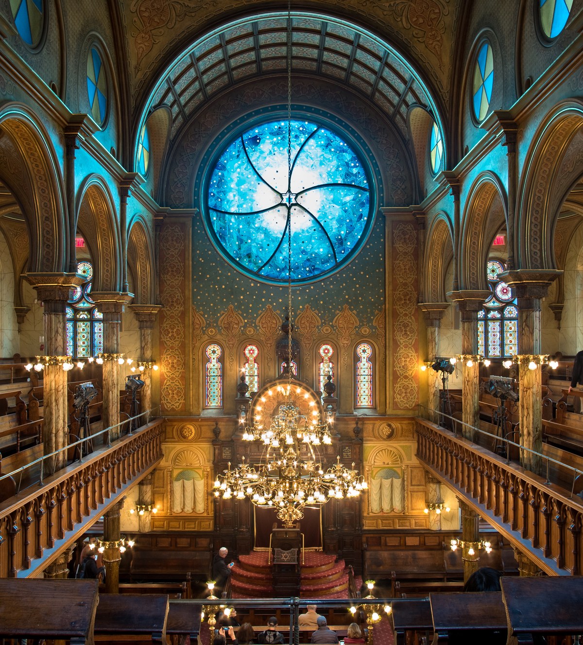 Leo Terrell leva combate ao antissemitismo a 15 cidades, e a imagem mostra o interior da Sinagoga da Eldridge Street, em Nova York, casa de culto judaica nos Estados Unidos