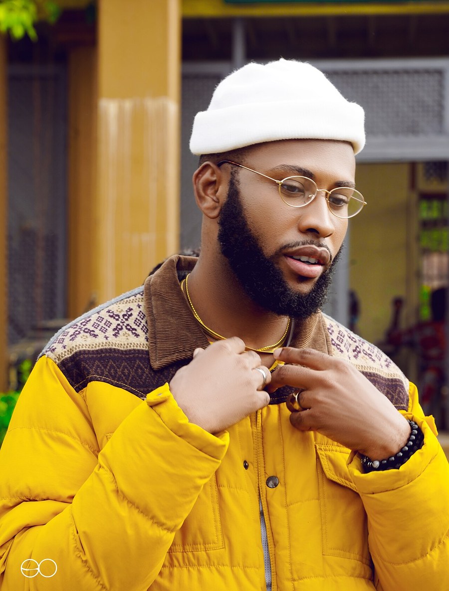 Limoblaze, rapper do gospel africano, de gorro branco e jaqueta amarela durante gravação de clipe