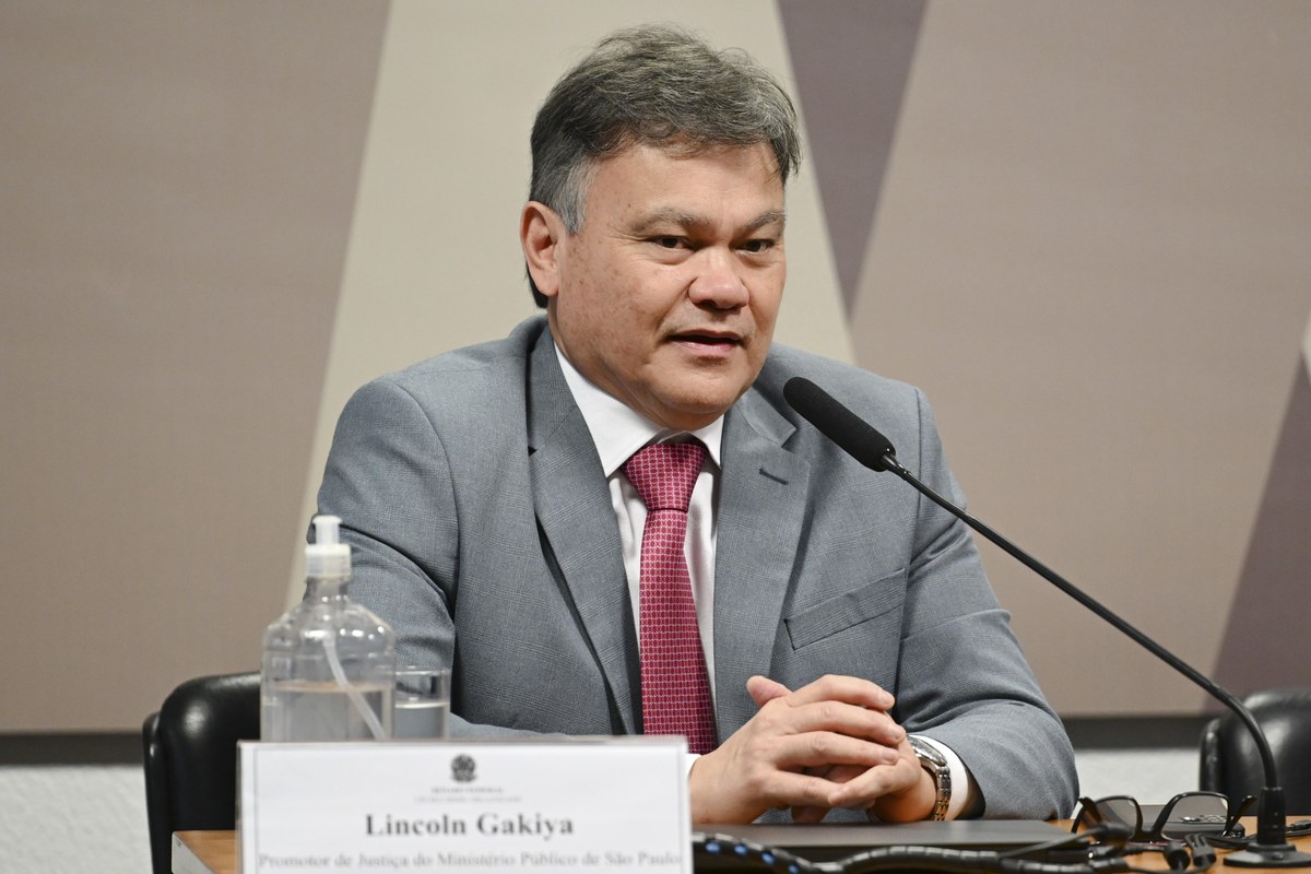 Lincoln Gakiya aceitaria convite de Lula para comandar a Segurança Pública, e a imagem mostra audiência da CPI do Crime Organizado no Congresso