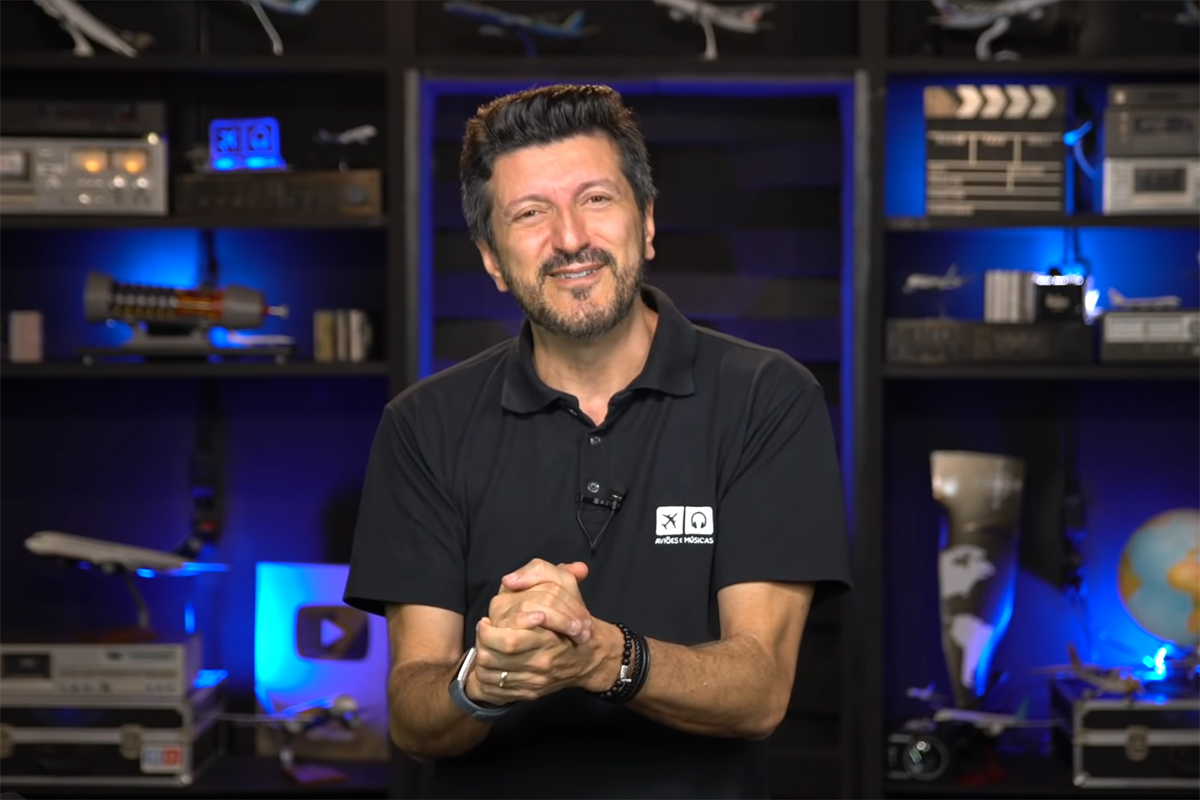 Lito Sousa em seu estúdio, criador do canal Aviões e Músicas.