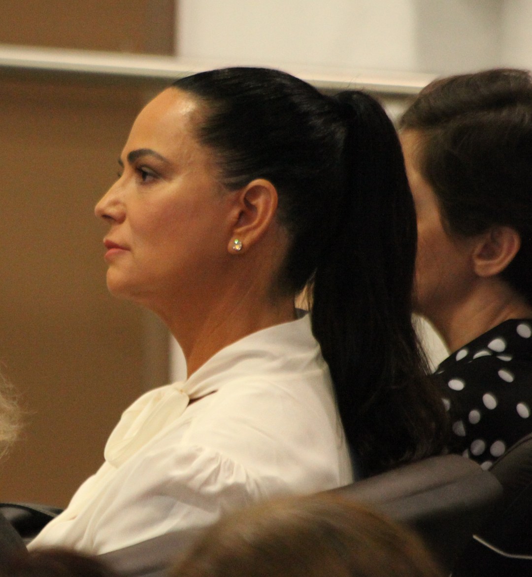 Luiza Brunet em seminário, na matéria em que Letícia Cazarré critica Yasmin Brunet e a mãe da modelo rebate