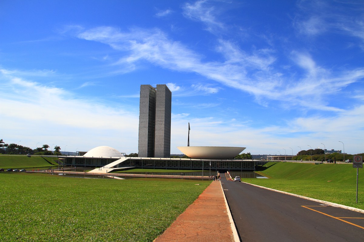 Lula articula permanência de Motta e Alcolumbre no Congresso, e a imagem mostra o prédio do Congresso Nacional em Brasília