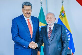 Os presidentes Lula e Nicolás Maduro apertando as mãos no Palácio do Planalto, em Brasília; Lula reforça segurança após a saída de Flávio Bolsonaro para os Estados Unidos