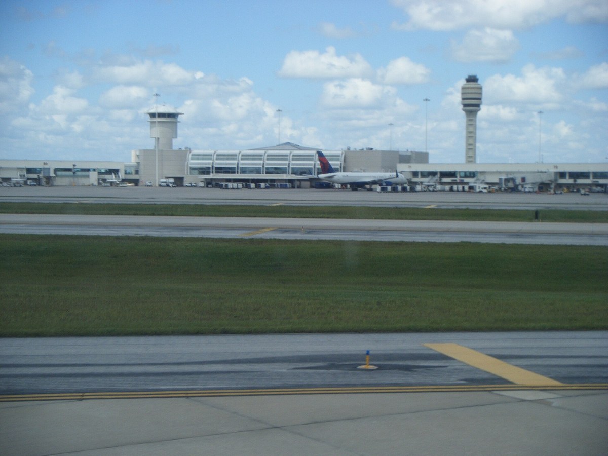 mãe é presa após deixar filhos sozinhos é o tema de terminal do Aeroporto Internacional de Orlando na Flórida em foto livre