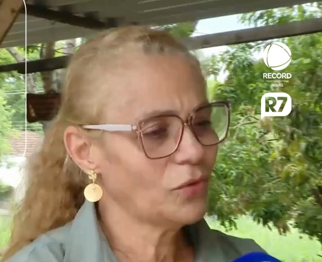 A mãe do trabalhador, de óculos, durante entrevista à Record Minas sobre a morte do filho
