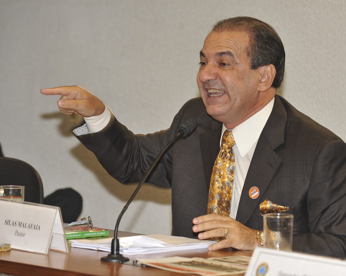 Malafaia analisa derrota de Flávio Bolsonaro após o segundo turno, e a imagem mostra o pastor Silas Malafaia falando em comissão no Congresso Nacional