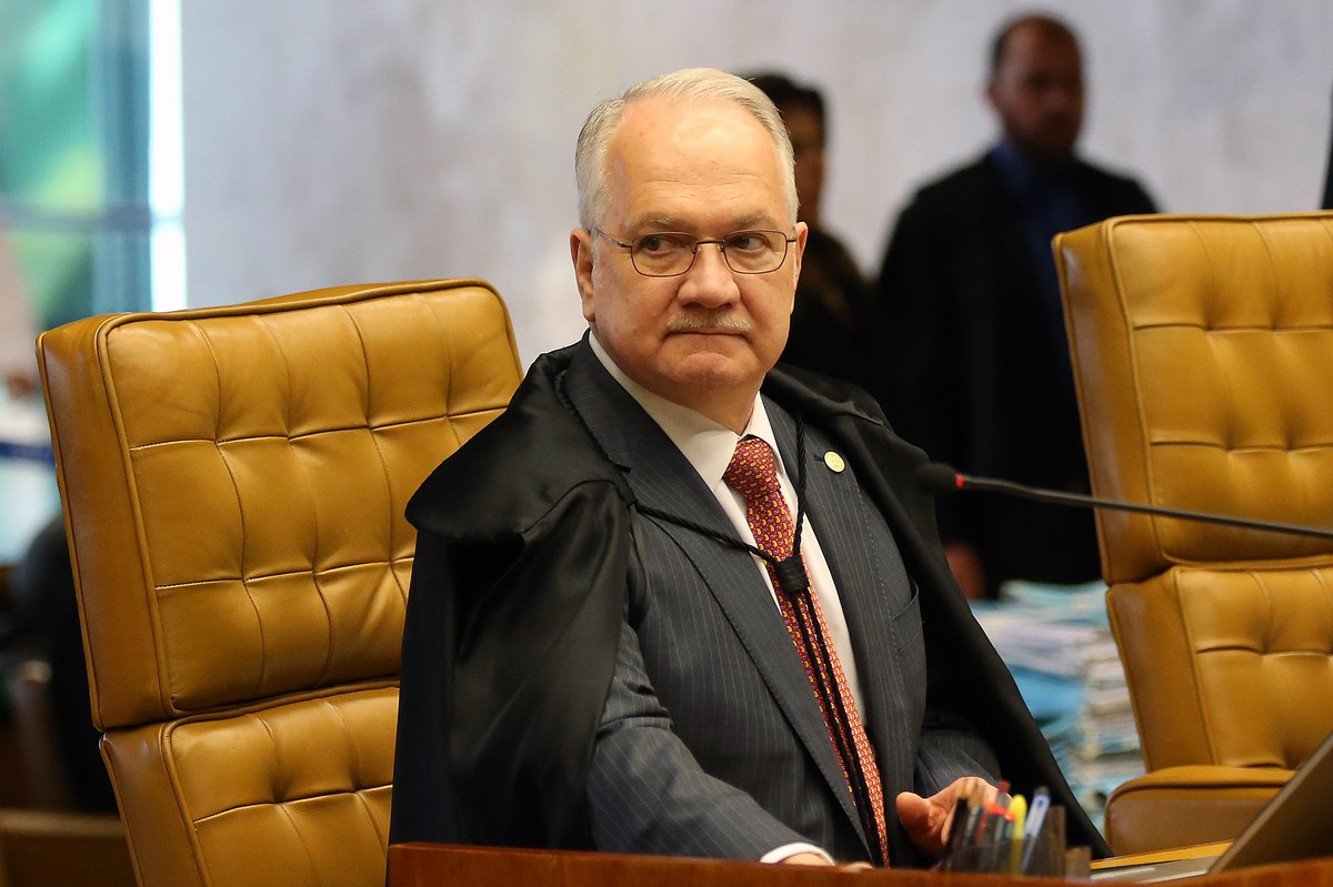 Malafaia celebra devolução do passaporte pelo STF em vídeo a apoiadores, e a imagem mostra o ministro Edson Fachin, presidente do STF, autor da decisão que devolveu os documentos do pastor