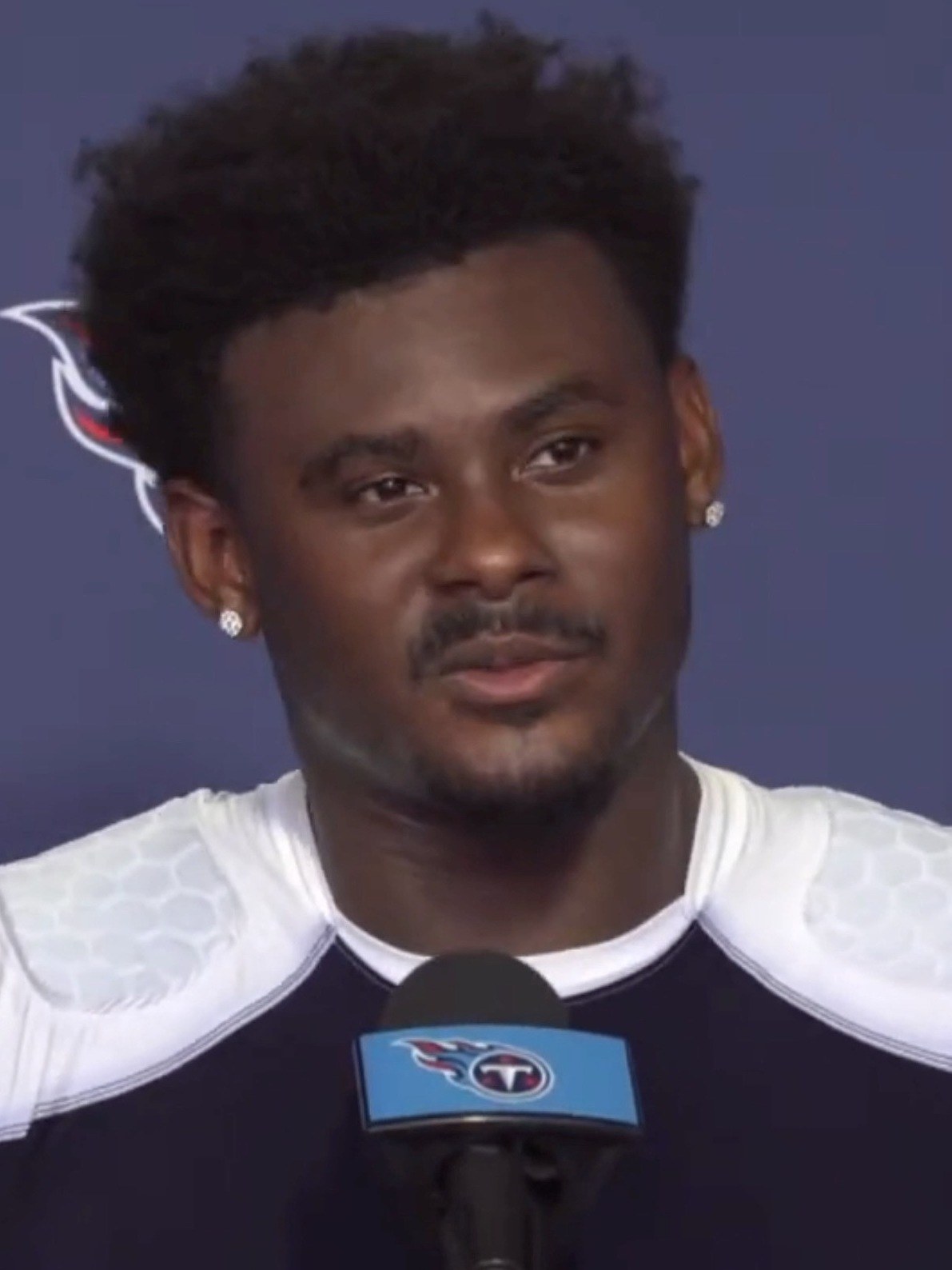 Malik Willis fala da fé em Jesus após a vitória dos Dolphins, e a imagem mostra o quarterback Malik Willis em entrevista