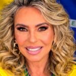 Marina de Oliveira diante da bandeira do Brasil | Reprodução | Instagram @marinamkmusic