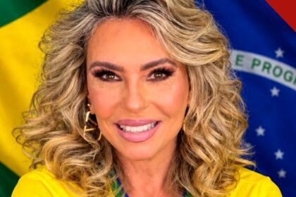 Marina de Oliveira diante da bandeira do Brasil | Reprodução | Instagram @marinamkmusic