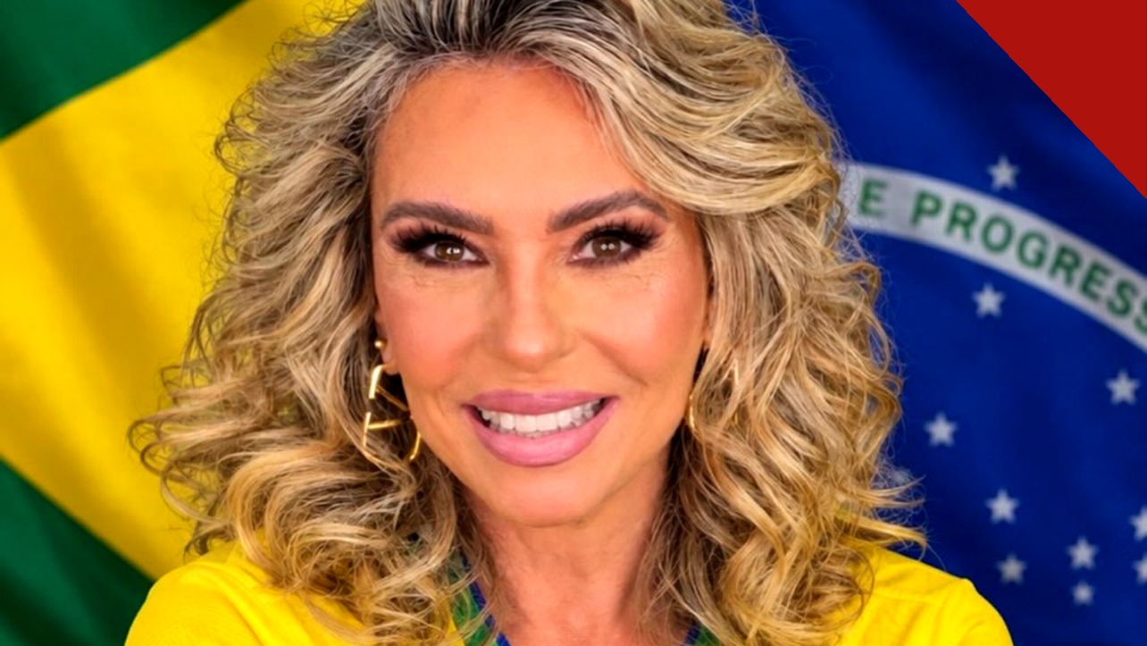 Marina de Oliveira diante da bandeira do Brasil | Reprodução | Instagram @marinamkmusic