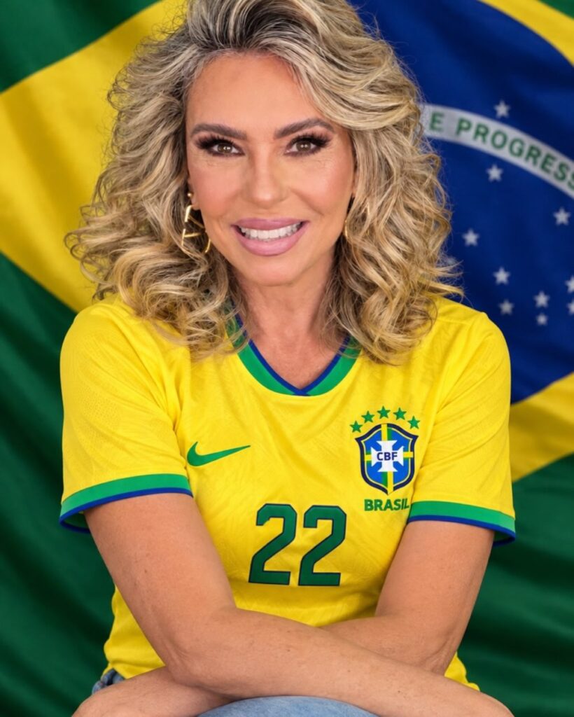 Marina de Oliveira diante da bandeira do Brasil