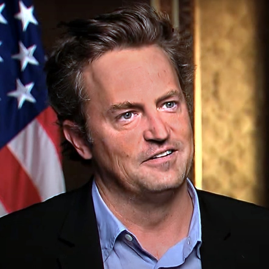 O ator Matthew Perry sorrindo em registro na Casa Branca, em matéria sobre o documentário de Matthew Perry
