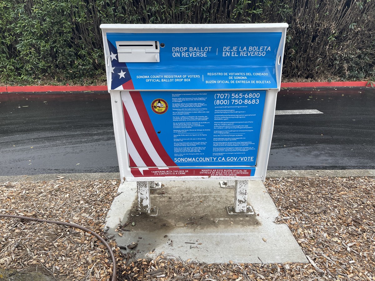 medidas sobre aborto nas urnas de 4 estados americanos, e a imagem mostra uma urna oficial de coleta de cédulas de votação nos Estados Unidos, em foto de arquivo