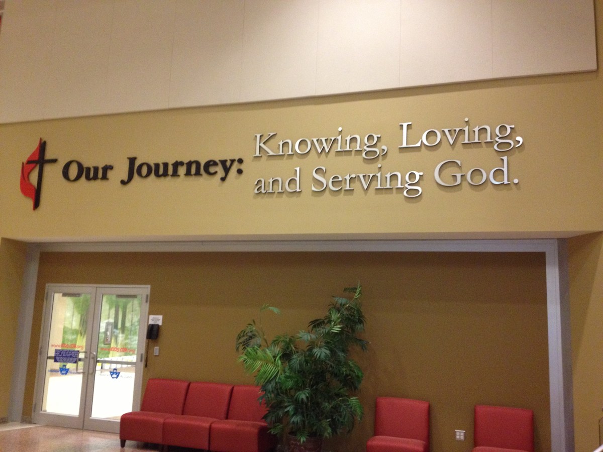 megaigreja do Kansas orienta equipe infantil a usar termos neutros, e a imagem mostra o interior da Church of the Resurrection, em Leawood, no Kansas