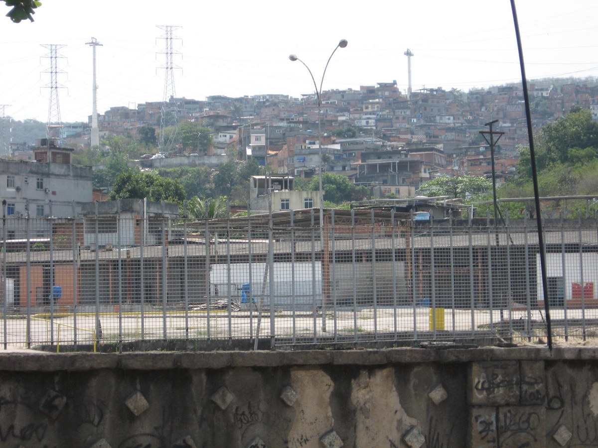 megaoperação no Rio tem 33 alvos foragidos após um ano da Operação Contenção, e a imagem mostra outra vista do Complexo do Alemão, na Zona Norte do Rio de Janeiro