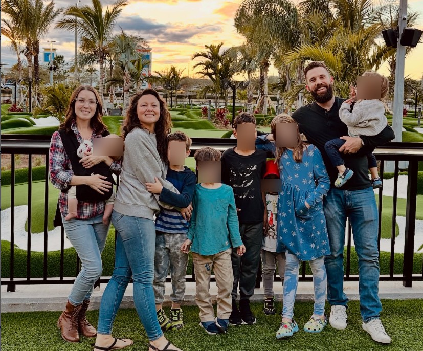 Rich Tidwell com a família reunida ao ar livre; os rostos das crianças aparecem borrados na imagem que ele divulgou