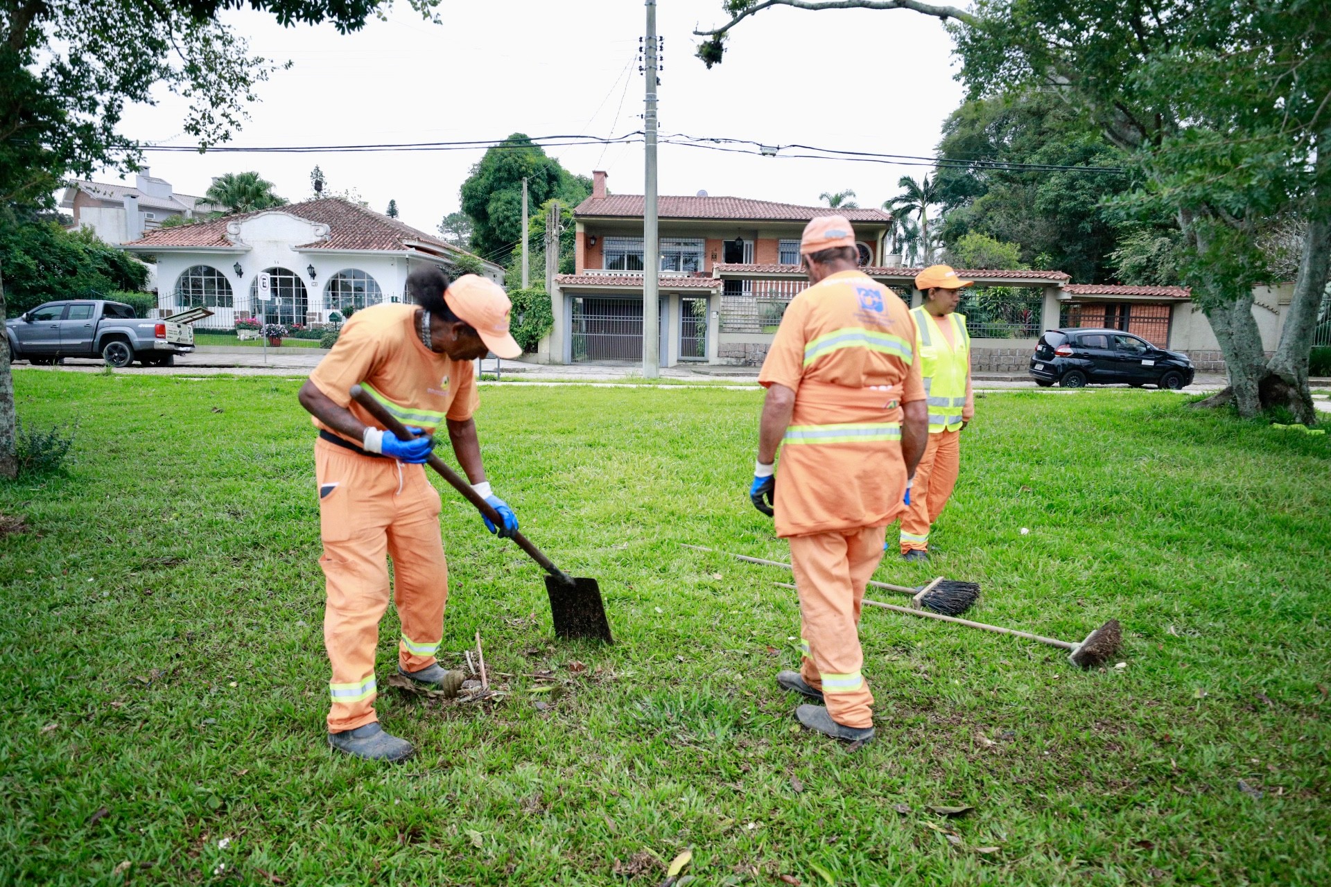 Agentes de limpeza urbana em trabalho de capina em praça de Porto Alegre, categoria citada no debate sobre as escalas de trabalho
